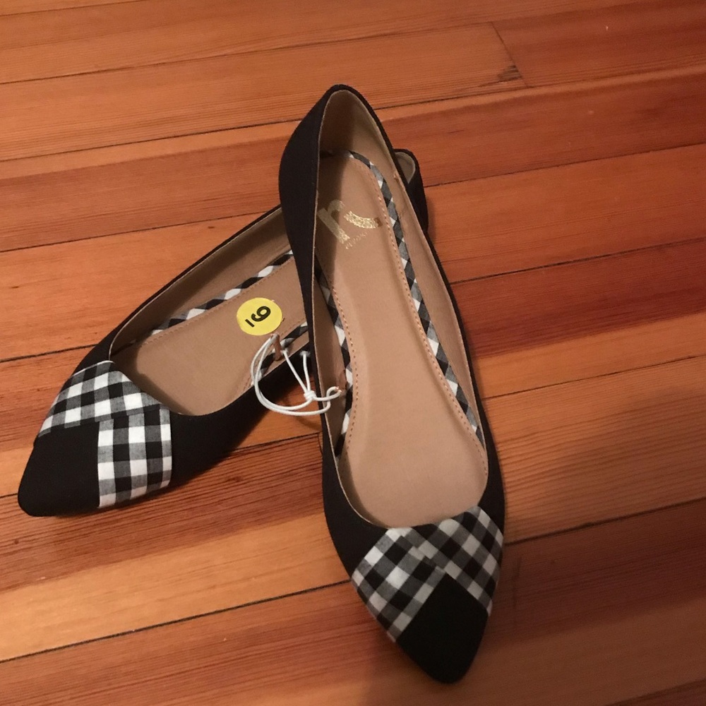 Women’s black flats